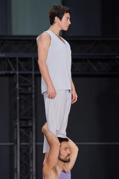 Look 12